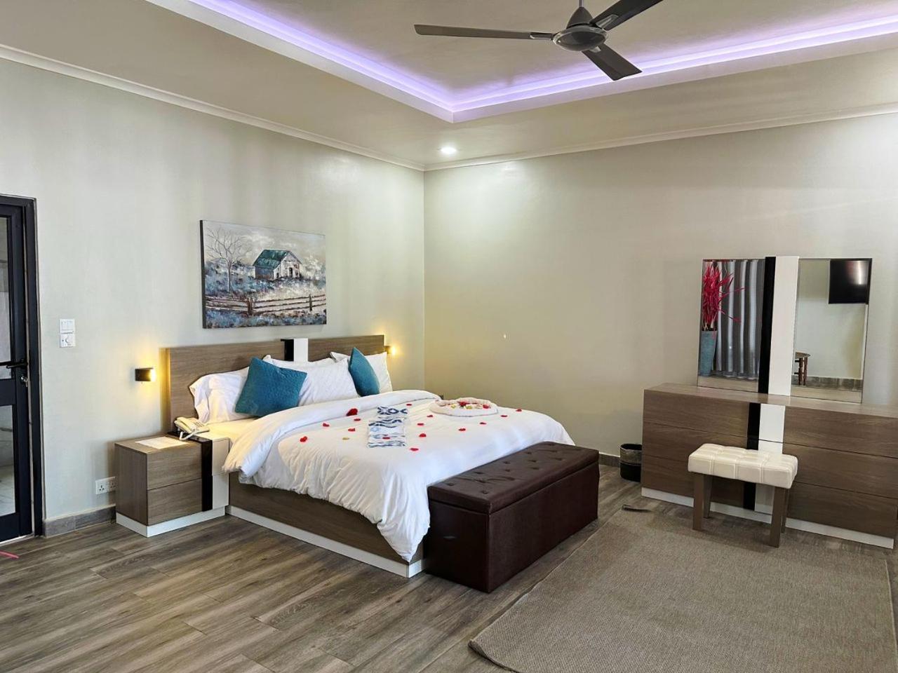 The Big Blue Resort & Spa Kasoa ภายนอก รูปภาพ
